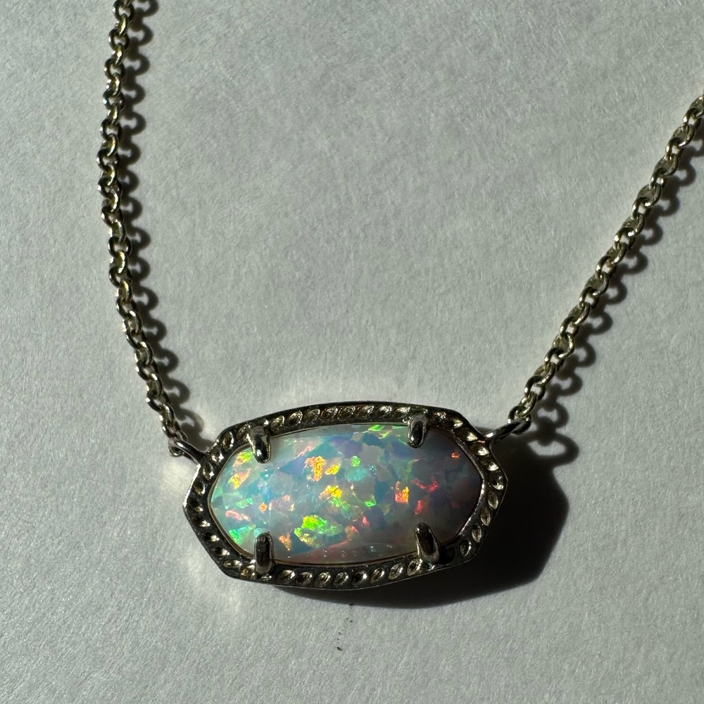 Kendra Scott Brilliant Opal Necklace
Gold metal chain